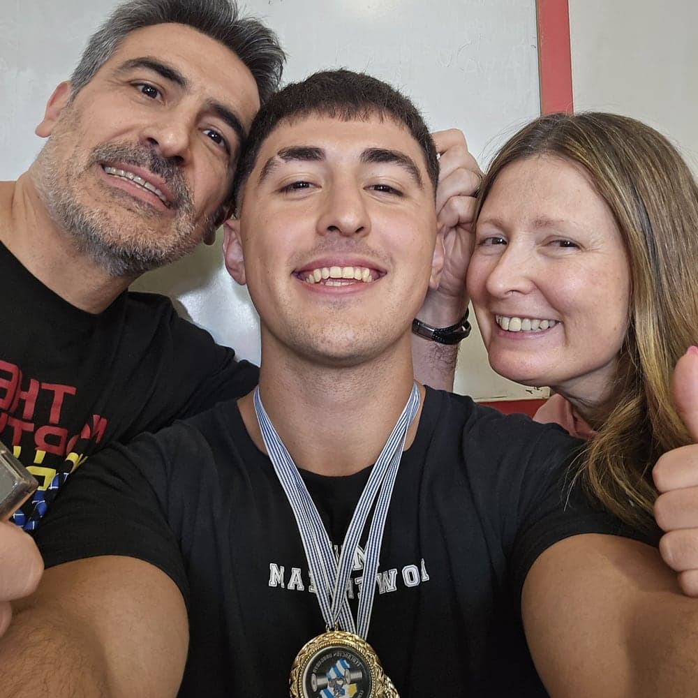 Iván con su medalla de campeón de powerlifting